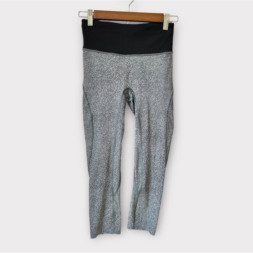 Lululemon Run the Day Crop Legging Tight in Fractal Dark Starlight, size 4